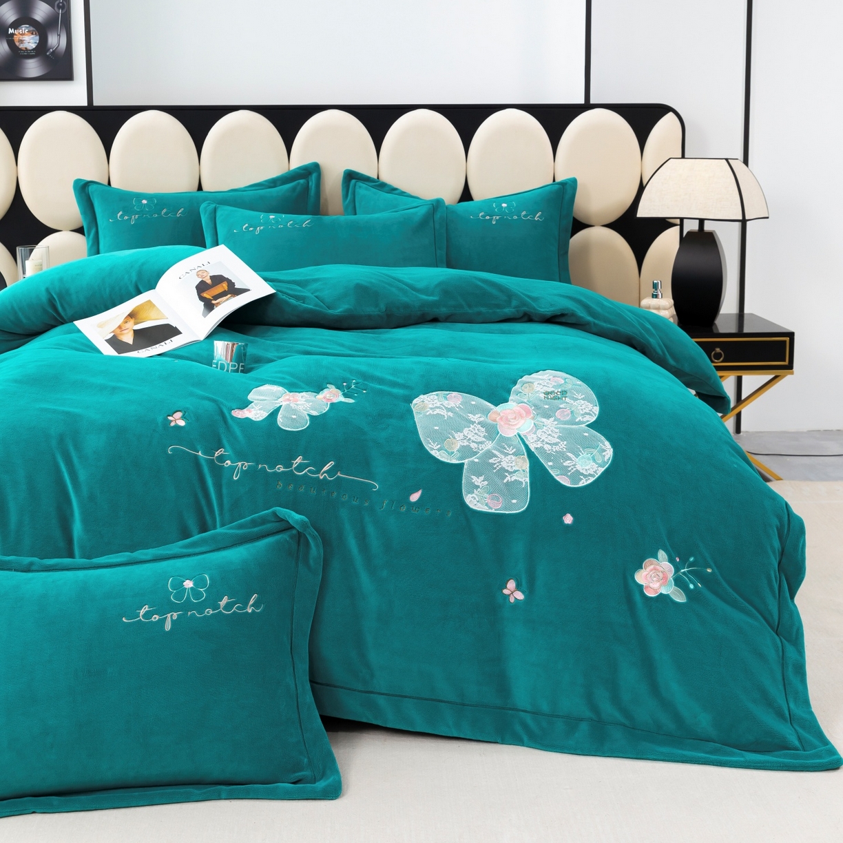 91家纺网 家纺一手货源 找家纺 优姿家纺 2025新款10斤牛奶绒宽边绣花保暖四件套-蝴蝶心语 蝴蝶心语-墨绿