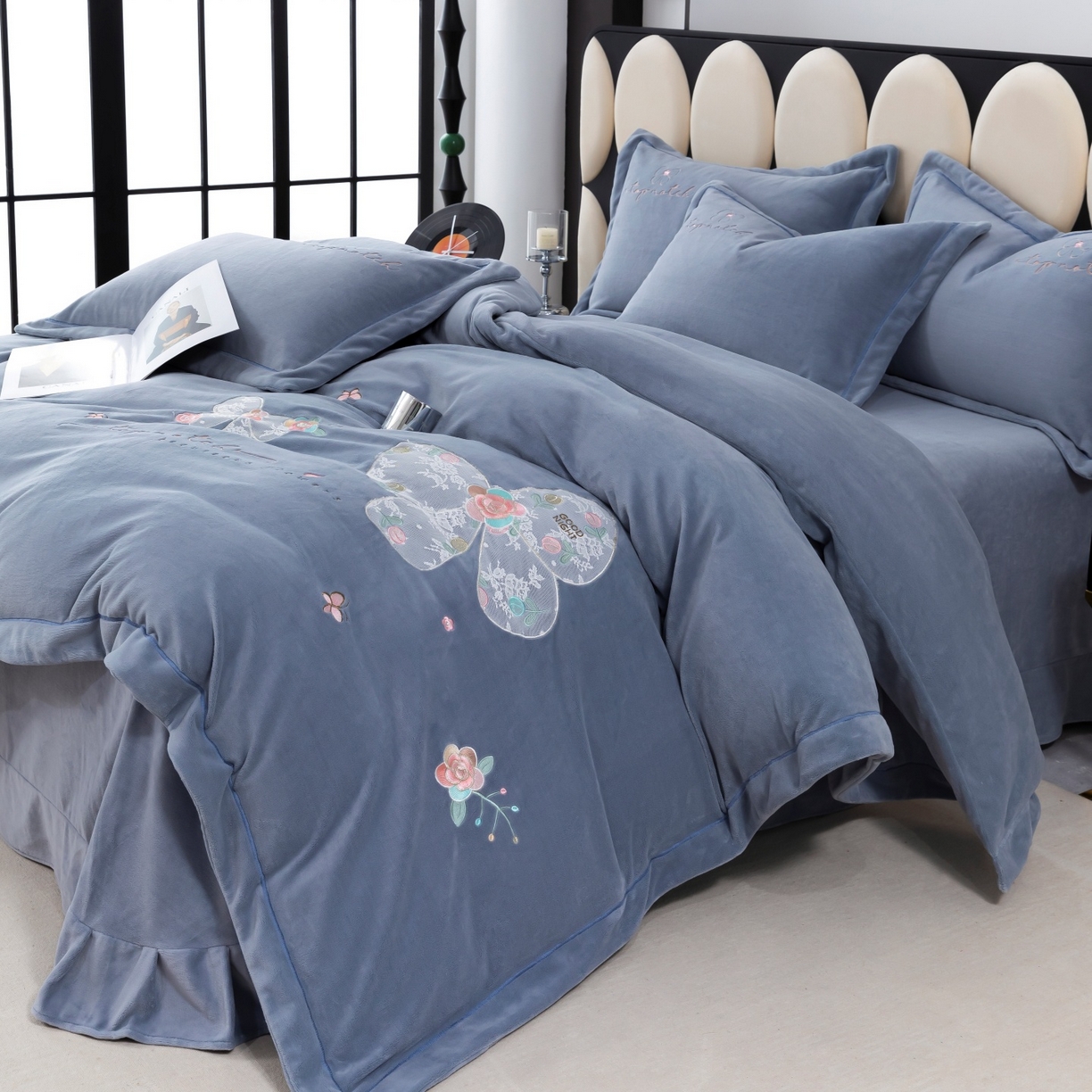 91家纺网 家纺一手货源 找家纺 优姿家纺 2025新款10斤牛奶绒宽边绣花保暖四件套-蝴蝶心语 蝴蝶心语-典雅灰