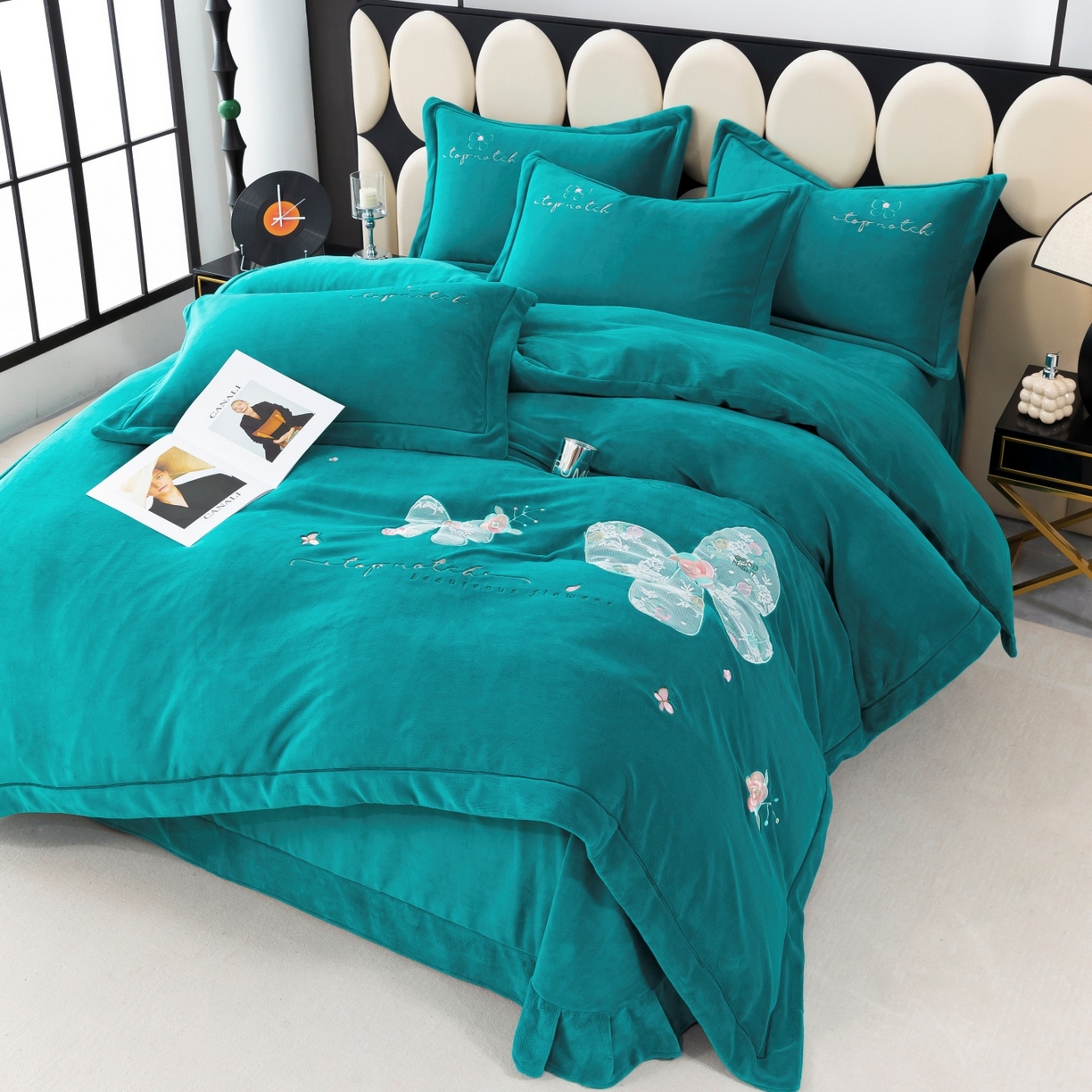 91家纺网 家纺一手货源 找家纺 优姿家纺 2025新款10斤牛奶绒宽边绣花保暖四件套-蝴蝶心语 蝴蝶心语-墨绿