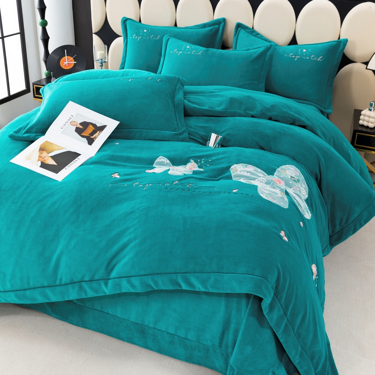 91家纺网 家纺一手货源 找家纺 优姿家纺 2025新款10斤牛奶绒宽边绣花保暖四件套-蝴蝶心语 蝴蝶心语-墨绿