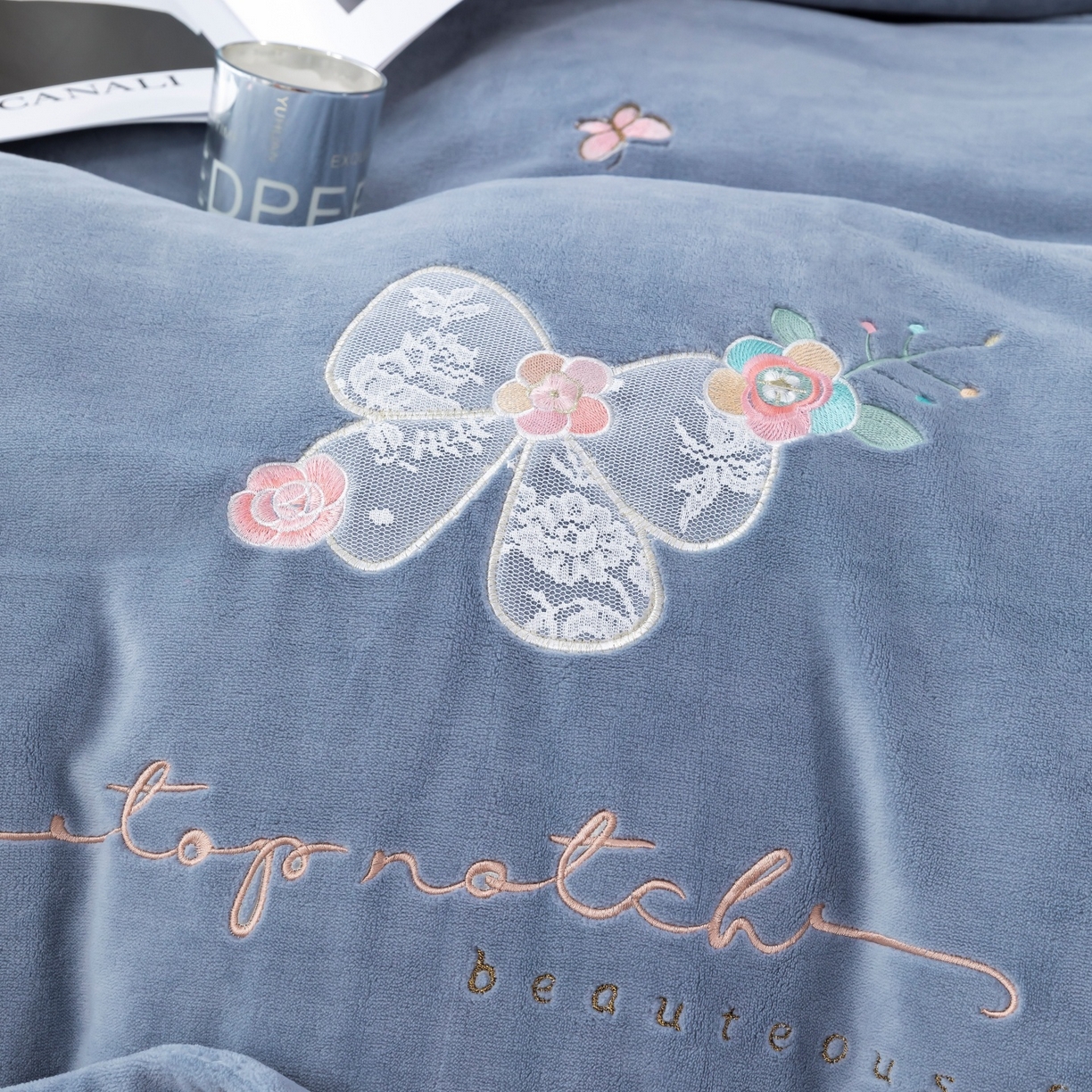 91家纺网 家纺一手货源 找家纺 优姿家纺 2025新款10斤牛奶绒宽边绣花保暖四件套-蝴蝶心语 蝴蝶心语-典雅灰