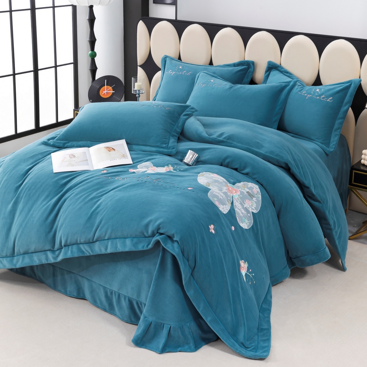 91家纺网 家纺一手货源 找家纺 优姿家纺 2025新款10斤牛奶绒宽边绣花保暖四件套-蝴蝶心语 蝴蝶心语-宝石蓝