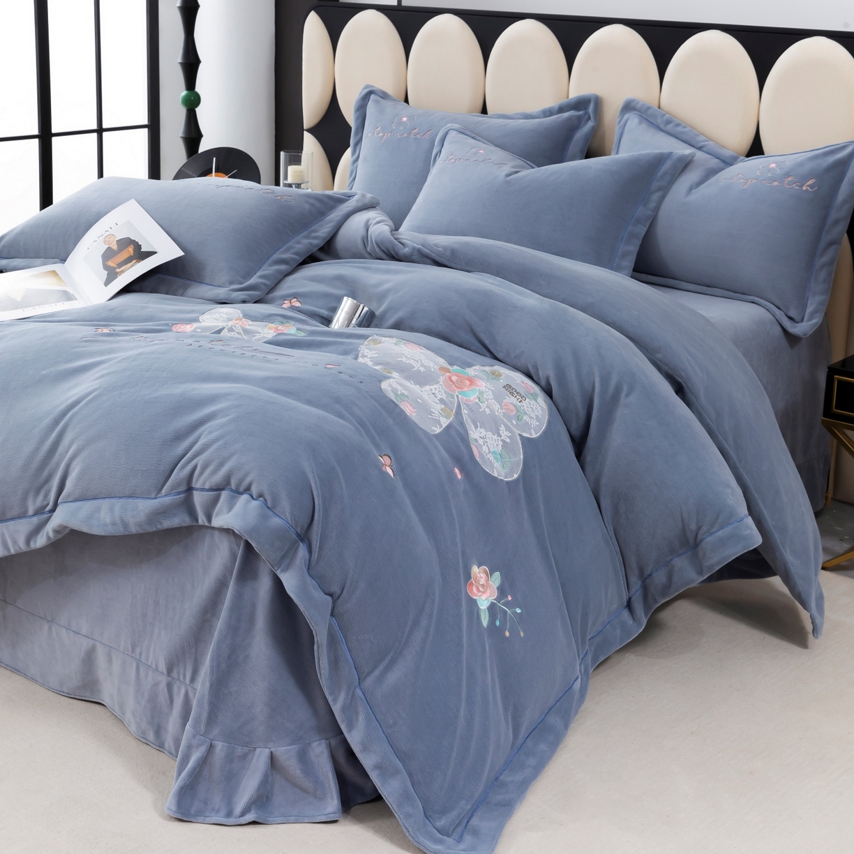 91家纺网 家纺一手货源 找家纺 优姿家纺 2025新款10斤牛奶绒宽边绣花保暖四件套-蝴蝶心语 蝴蝶心语-典雅灰