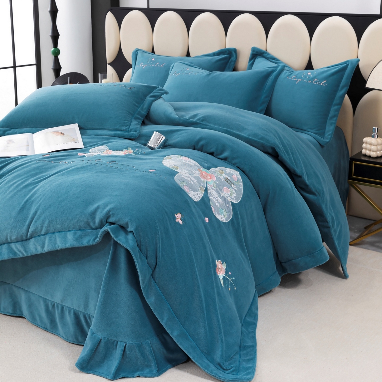 91家纺网 家纺一手货源 找家纺 优姿家纺 2025新款10斤牛奶绒宽边绣花保暖四件套-蝴蝶心语 蝴蝶心语-宝石蓝