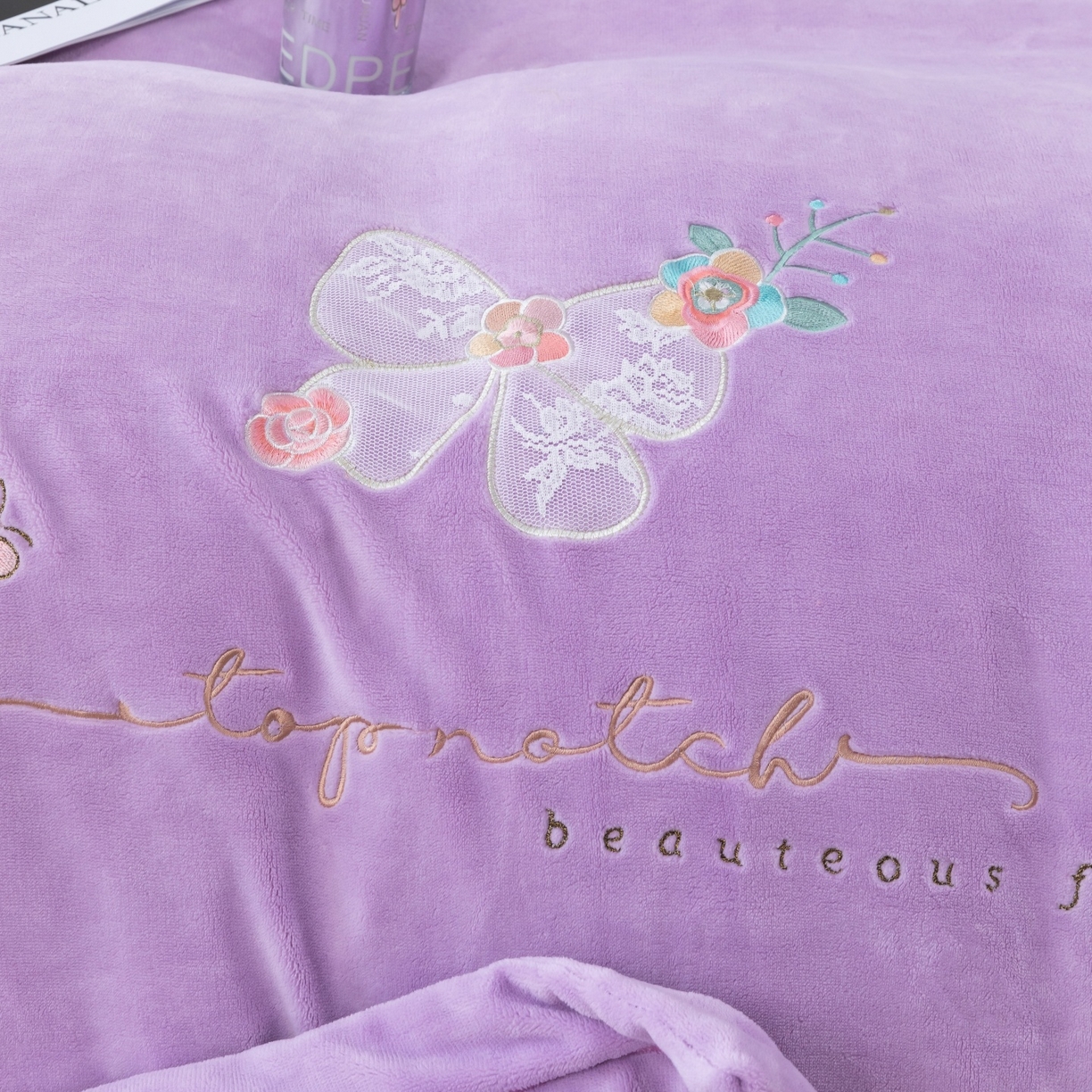 91家纺网 家纺一手货源 找家纺 优姿家纺 2025新款10斤牛奶绒宽边绣花保暖四件套-蝴蝶心语 蝴蝶心语-千代紫