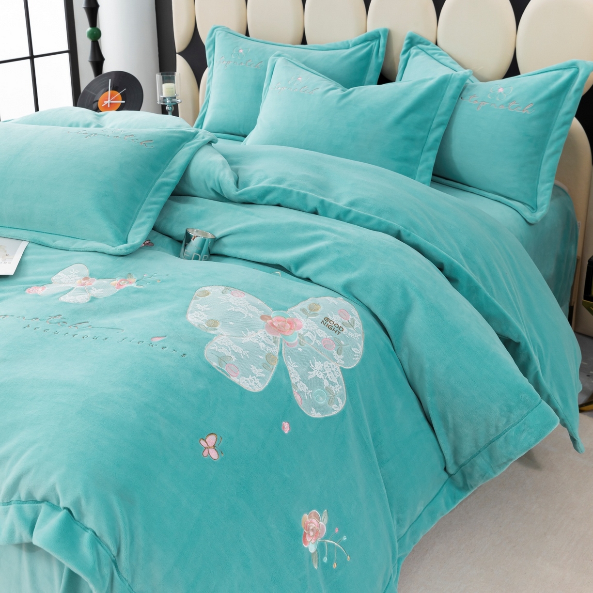 91家纺网 家纺一手货源 找家纺 优姿家纺 2025新款10斤牛奶绒宽边绣花保暖四件套-蝴蝶心语 蝴蝶心语-湖兰