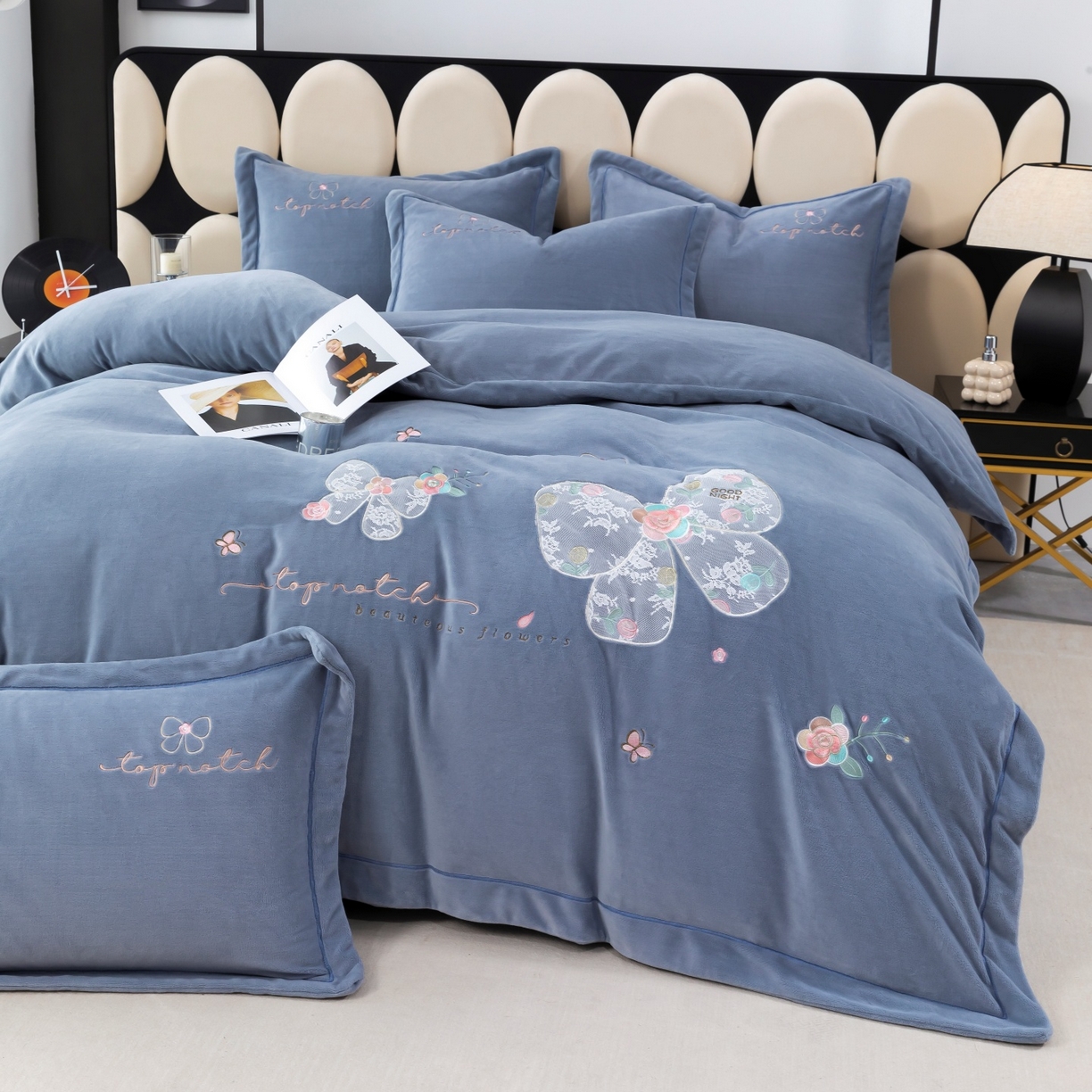 91家纺网 家纺一手货源 找家纺 优姿家纺 2025新款10斤牛奶绒宽边绣花保暖四件套-蝴蝶心语 蝴蝶心语-典雅灰