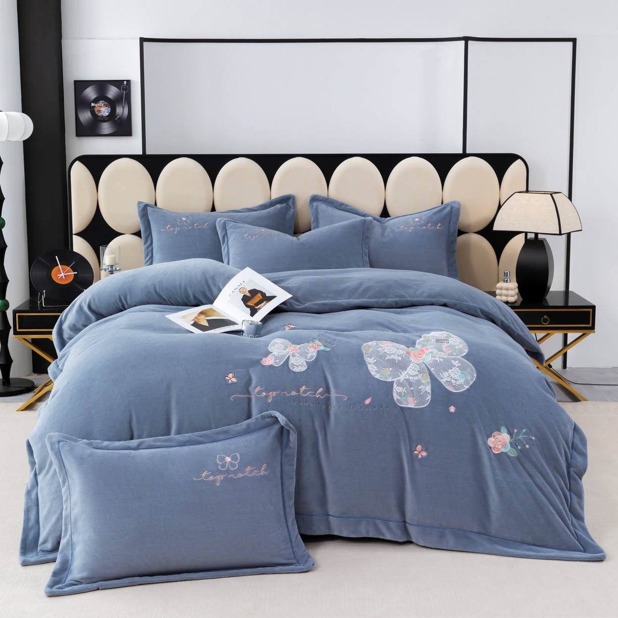 91家纺网 家纺一手货源 找家纺 优姿家纺 2025新款10斤牛奶绒宽边绣花保暖四件套-蝴蝶心语 蝴蝶心语-典雅灰