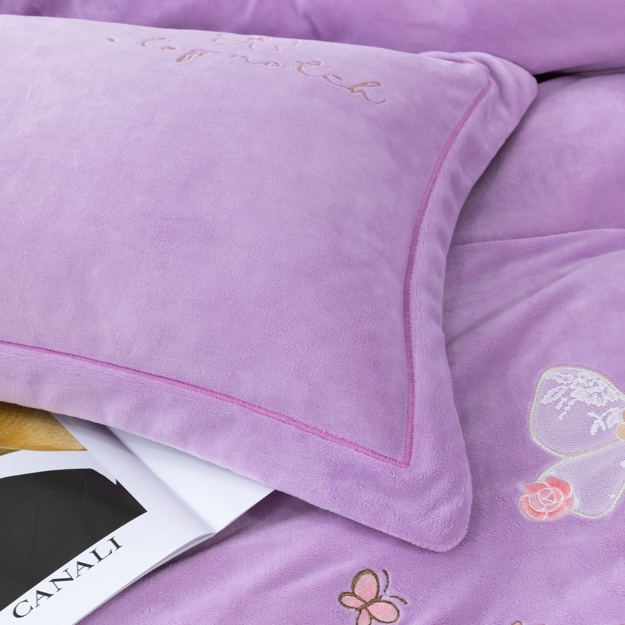 91家纺网 家纺一手货源 找家纺 优姿家纺 2025新款10斤牛奶绒宽边绣花保暖四件套-蝴蝶心语 蝴蝶心语-千代紫