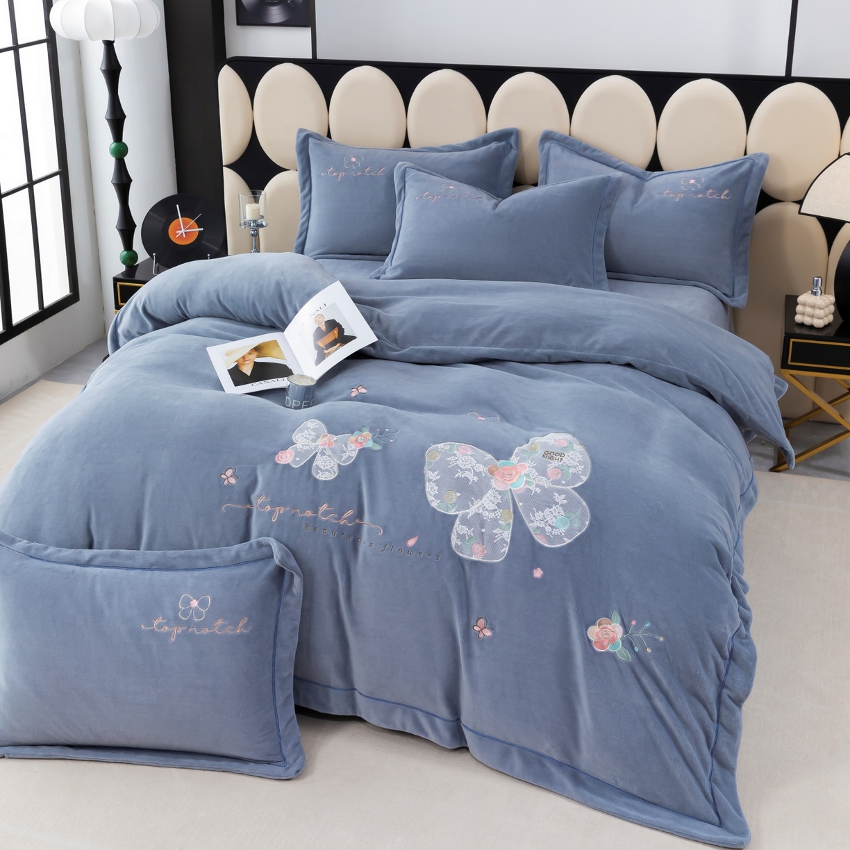 91家纺网 家纺一手货源 找家纺 优姿家纺 2025新款10斤牛奶绒宽边绣花保暖四件套-蝴蝶心语 蝴蝶心语-典雅灰