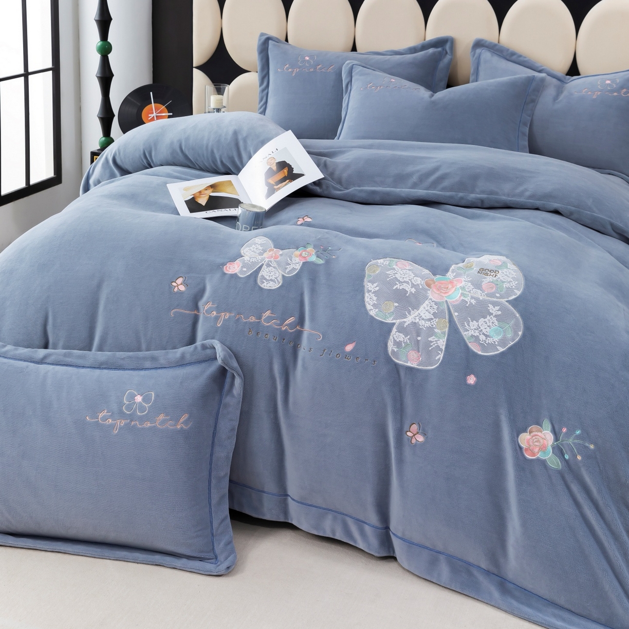 91家纺网 家纺一手货源 找家纺 优姿家纺 2025新款10斤牛奶绒宽边绣花保暖四件套-蝴蝶心语 蝴蝶心语-典雅灰