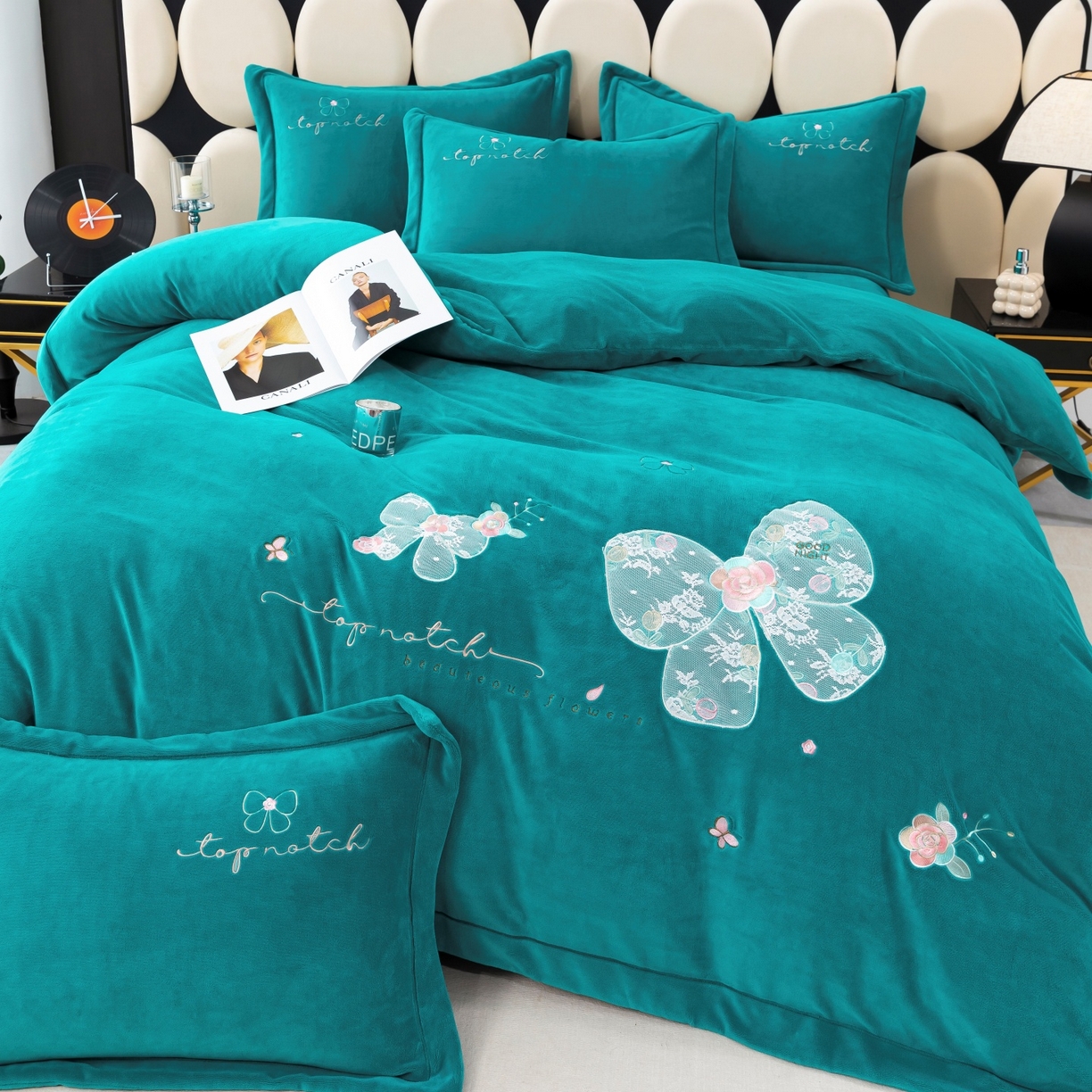 91家纺网 家纺一手货源 找家纺 优姿家纺 2025新款10斤牛奶绒宽边绣花保暖四件套-蝴蝶心语 蝴蝶心语-墨绿