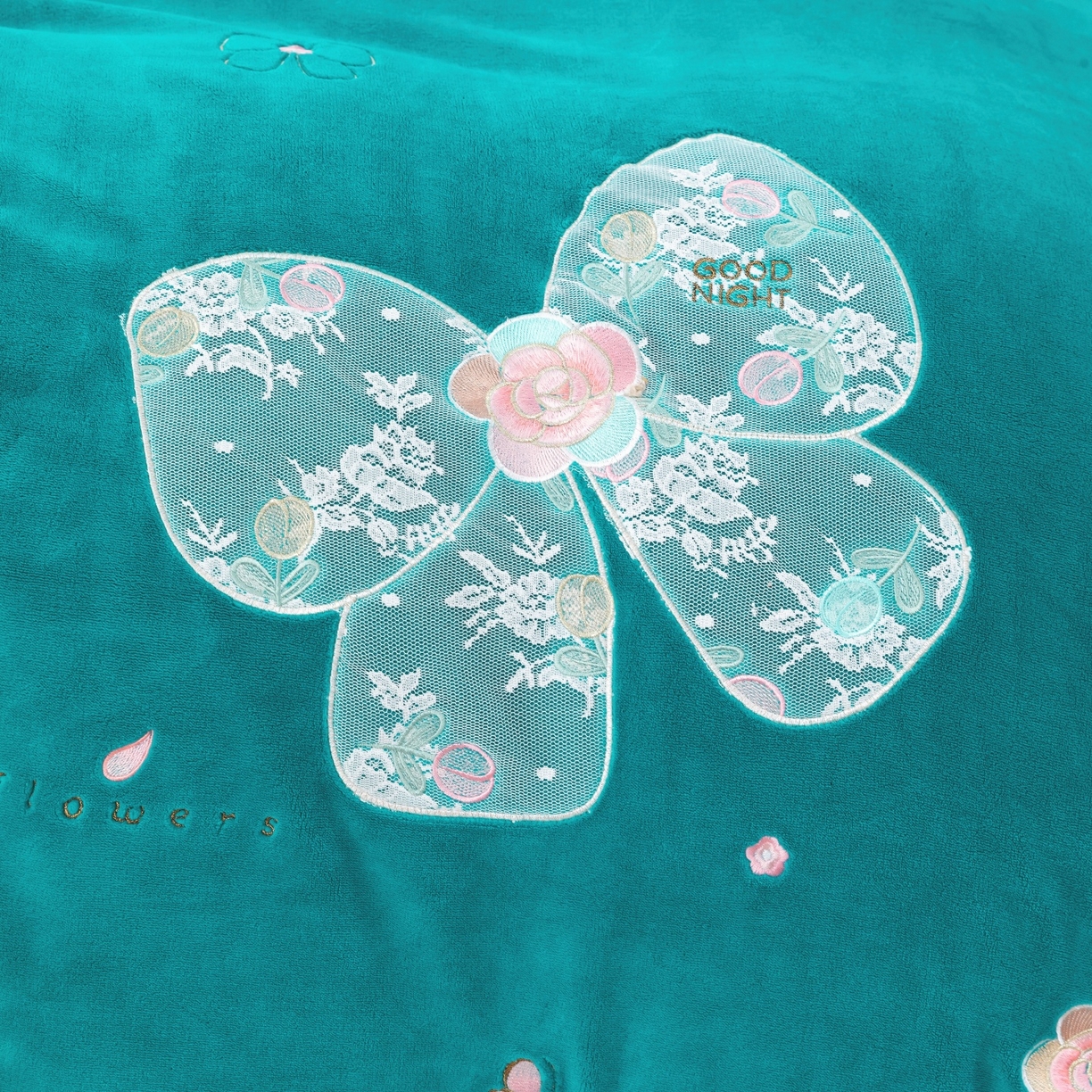 91家纺网 家纺一手货源 找家纺 优姿家纺 2025新款10斤牛奶绒宽边绣花保暖四件套-蝴蝶心语 蝴蝶心语-墨绿