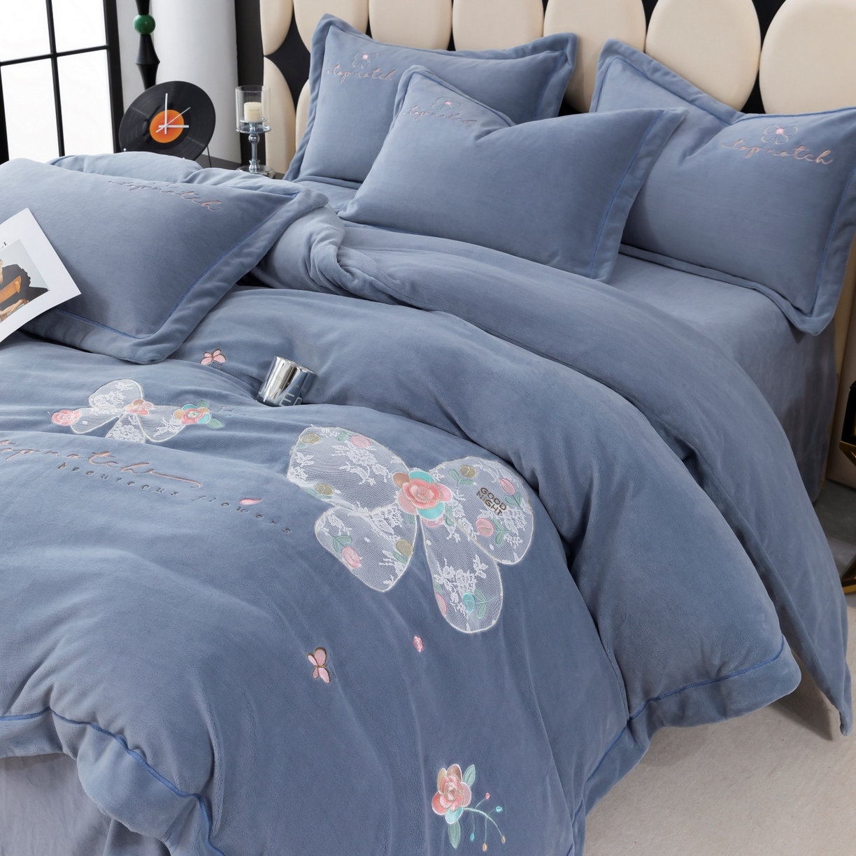 91家纺网 家纺一手货源 找家纺 优姿家纺 2025新款10斤牛奶绒宽边绣花保暖四件套-蝴蝶心语 蝴蝶心语-典雅灰