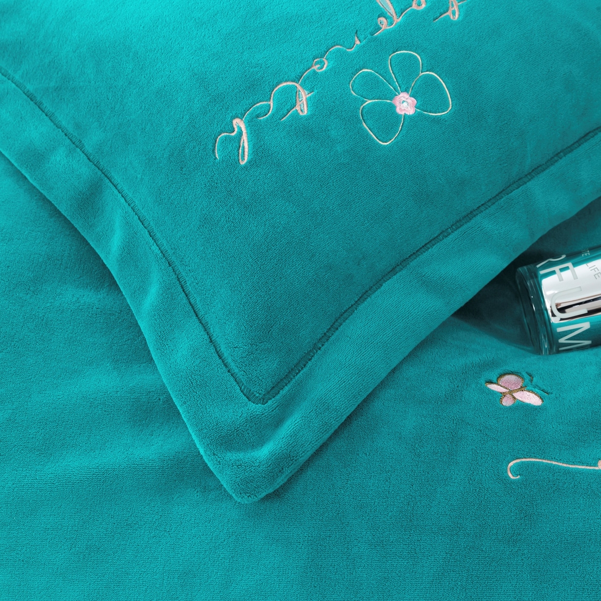 91家纺网 家纺一手货源 找家纺 优姿家纺 2025新款10斤牛奶绒宽边绣花保暖四件套-蝴蝶心语 蝴蝶心语-墨绿