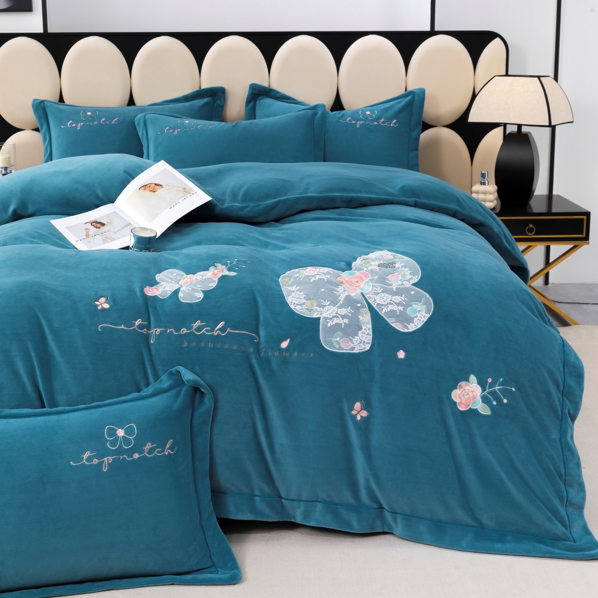 91家纺网 家纺一手货源 找家纺 优姿家纺 2025新款10斤牛奶绒宽边绣花保暖四件套-蝴蝶心语 蝴蝶心语-宝石蓝