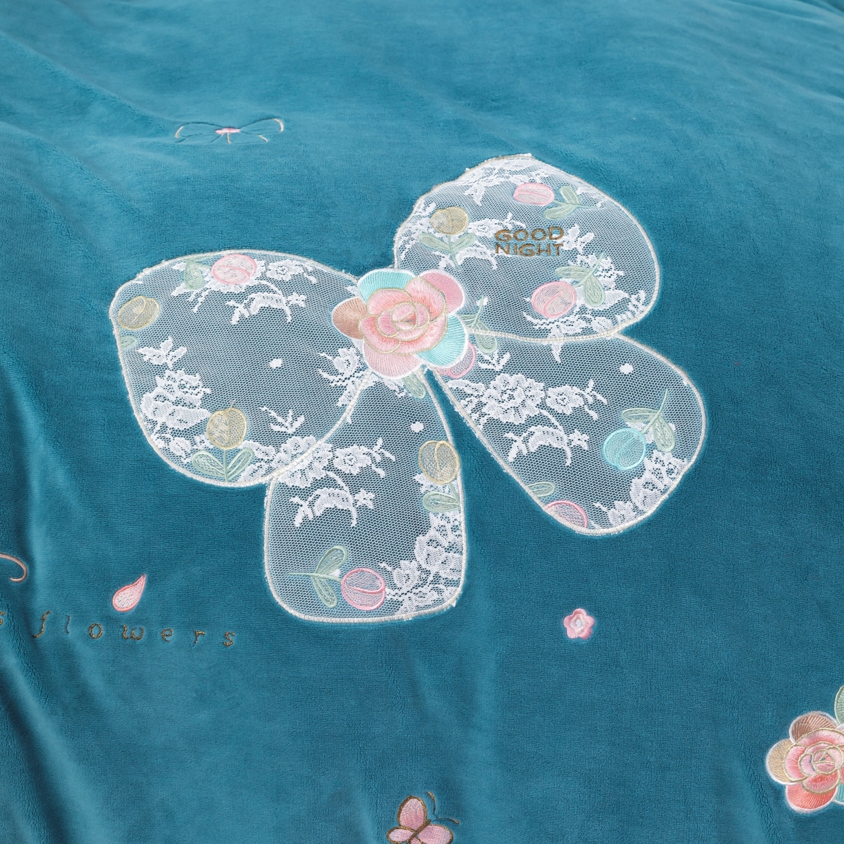 91家纺网 家纺一手货源 找家纺 优姿家纺 2025新款10斤牛奶绒宽边绣花保暖四件套-蝴蝶心语 蝴蝶心语-宝石蓝