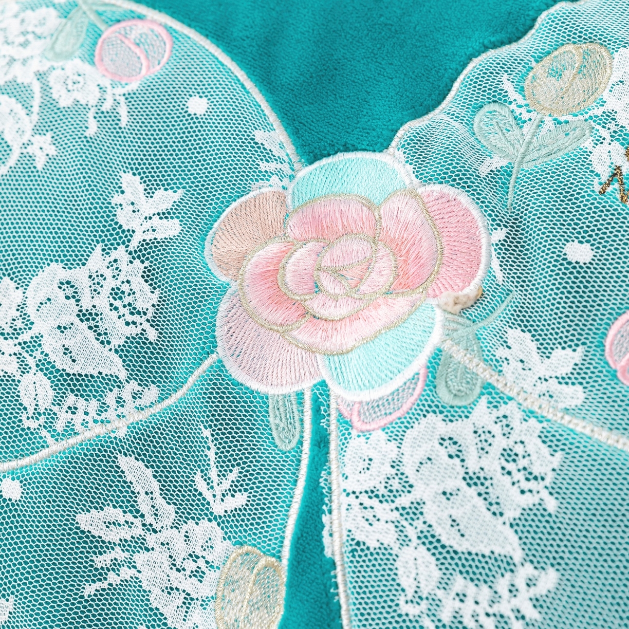 91家纺网 家纺一手货源 找家纺 优姿家纺 2025新款10斤牛奶绒宽边绣花保暖四件套-蝴蝶心语 蝴蝶心语-墨绿