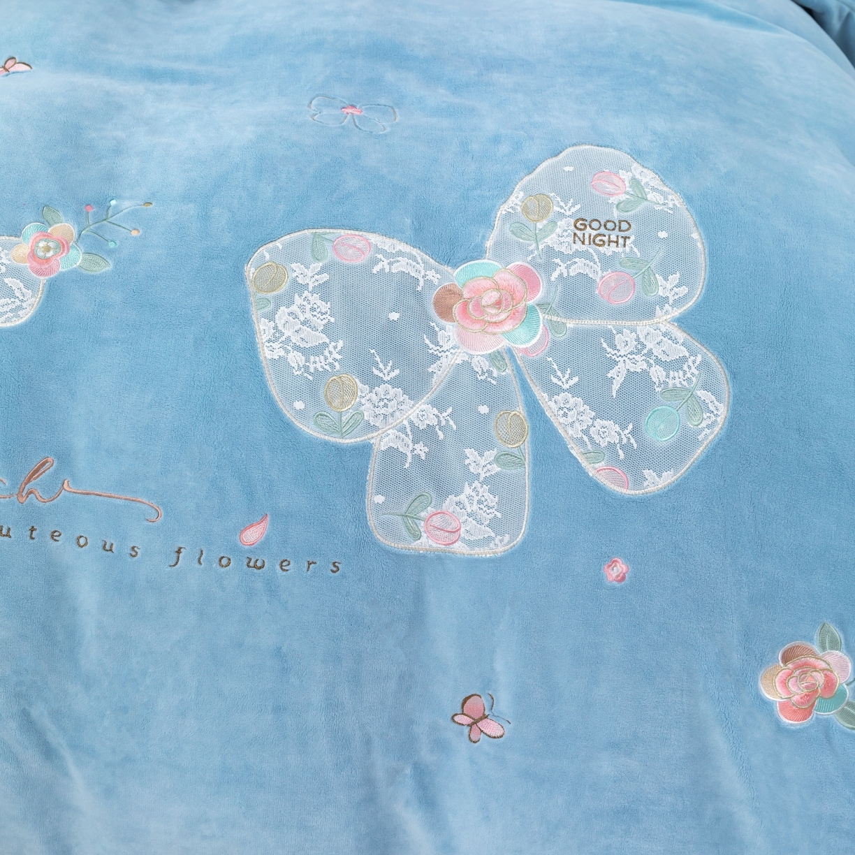 91家纺网 家纺一手货源 找家纺 优姿家纺 2025新款10斤牛奶绒宽边绣花保暖四件套-蝴蝶心语 蝴蝶心语-天兰