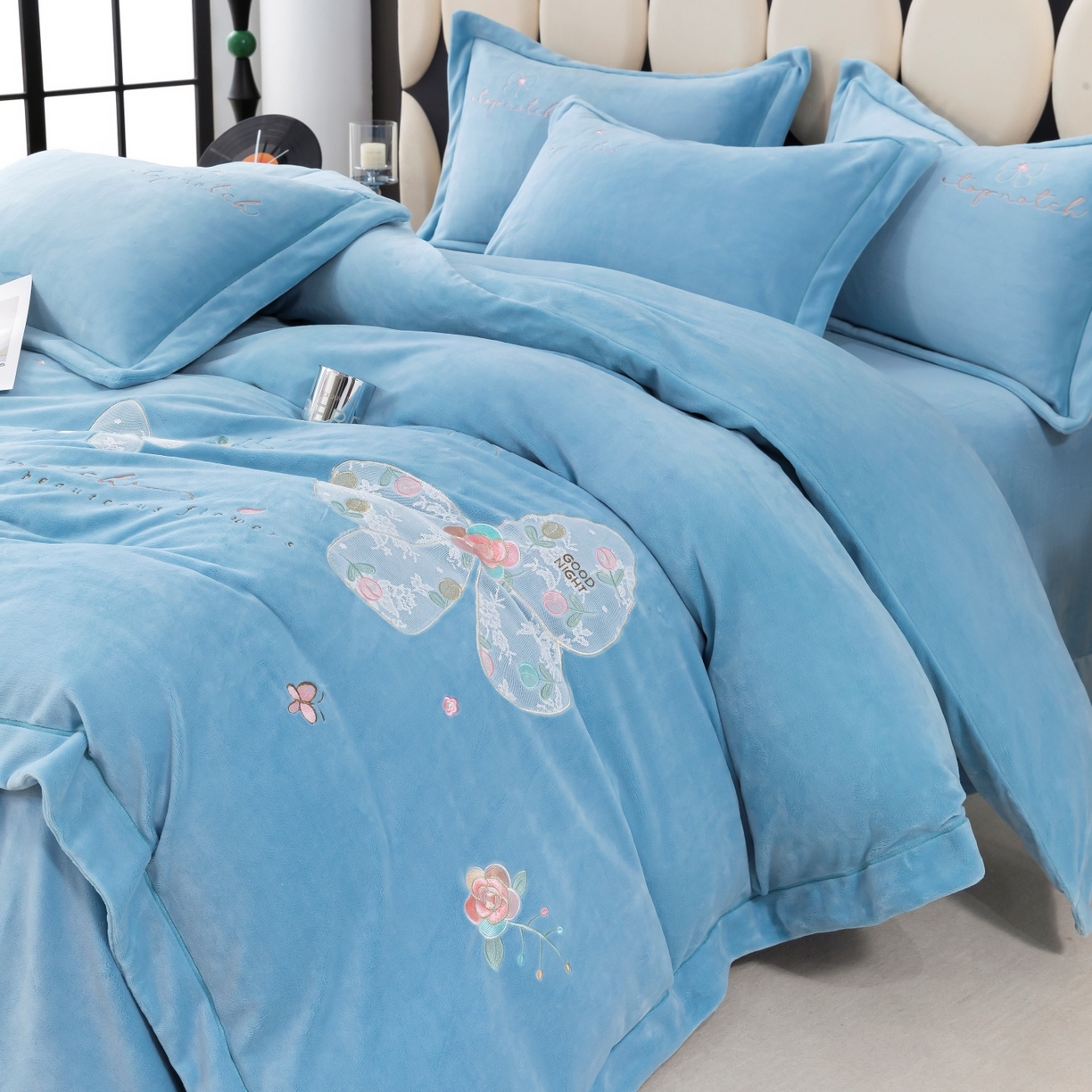 91家纺网 家纺一手货源 找家纺 优姿家纺 2025新款10斤牛奶绒宽边绣花保暖四件套-蝴蝶心语 蝴蝶心语-天兰