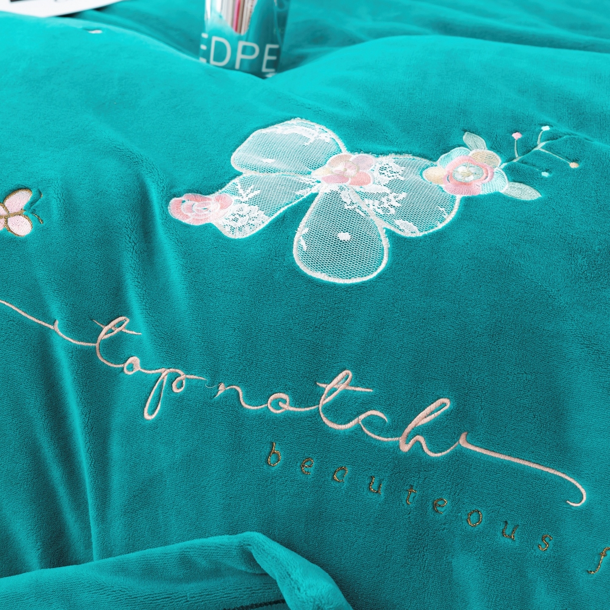 91家纺网 家纺一手货源 找家纺 优姿家纺 2025新款10斤牛奶绒宽边绣花保暖四件套-蝴蝶心语 蝴蝶心语-墨绿