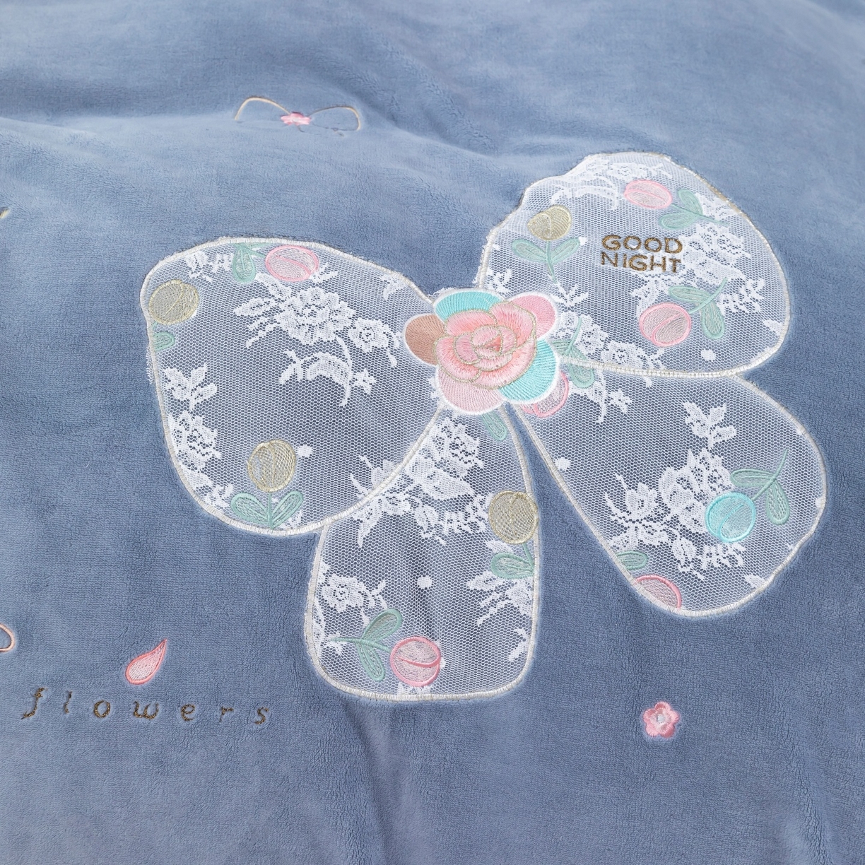 91家纺网 家纺一手货源 找家纺 优姿家纺 2025新款10斤牛奶绒宽边绣花保暖四件套-蝴蝶心语 蝴蝶心语-典雅灰