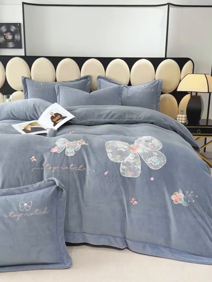 91家纺网 家纺一手货源 找家纺 优姿家纺 2025新款10斤牛奶绒宽边绣花保暖四件套-蝴蝶心语 蝴蝶心语-典雅灰