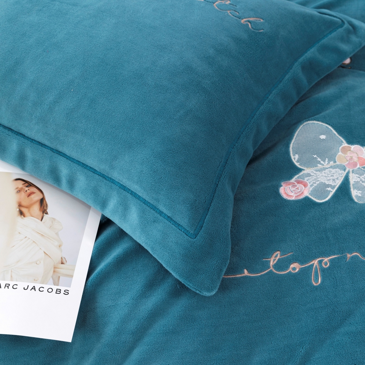 91家纺网 家纺一手货源 找家纺 优姿家纺 2025新款10斤牛奶绒宽边绣花保暖四件套-蝴蝶心语 蝴蝶心语-宝石蓝