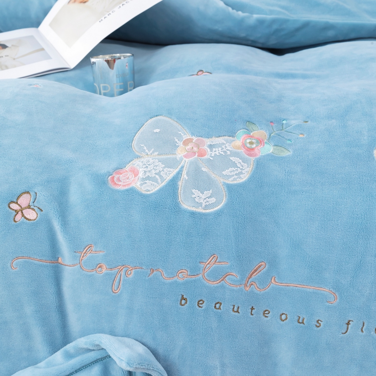 91家纺网 家纺一手货源 找家纺 优姿家纺 2025新款10斤牛奶绒宽边绣花保暖四件套-蝴蝶心语 蝴蝶心语-天兰