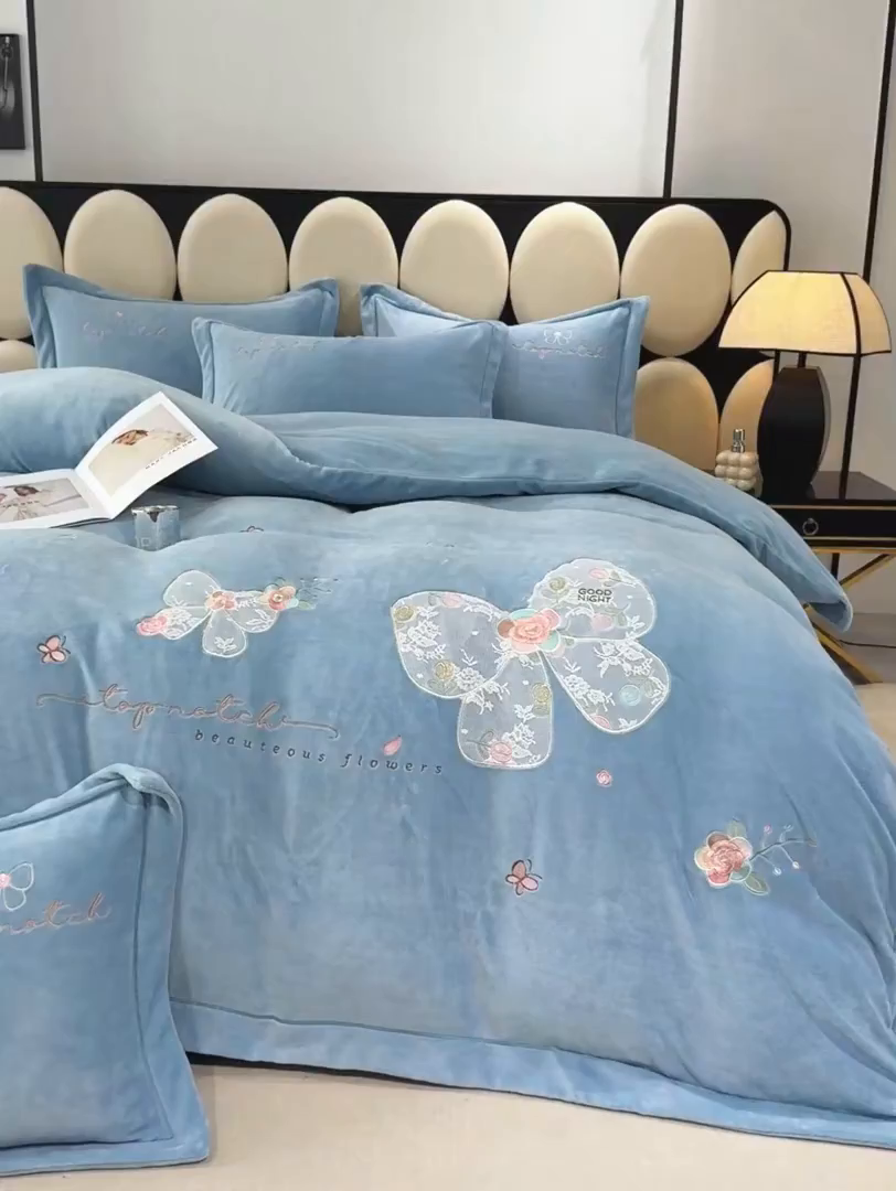 91家纺网 家纺一手货源 找家纺 优姿家纺 2025新款10斤牛奶绒宽边绣花保暖四件套-蝴蝶心语 蝴蝶心语-天兰