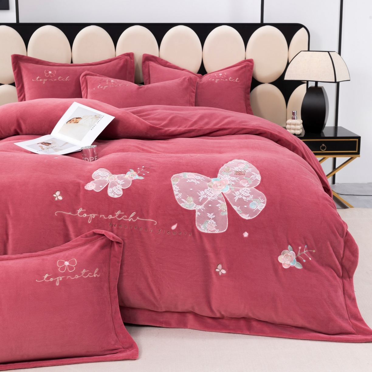 91家纺网 家纺一手货源 找家纺 优姿家纺 2025新款10斤牛奶绒宽边绣花保暖四件套-蝴蝶心语 蝴蝶心语-皮红