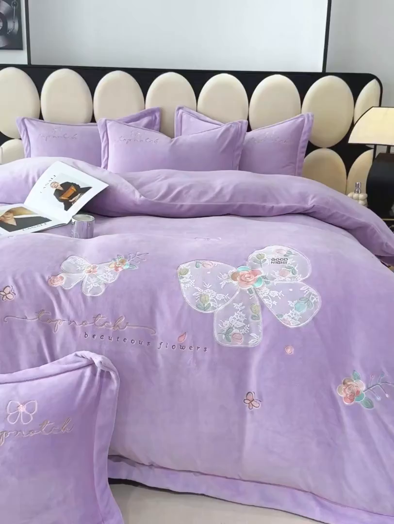 91家纺网 家纺一手货源 找家纺 优姿家纺 2025新款10斤牛奶绒宽边绣花保暖四件套-蝴蝶心语 蝴蝶心语-千代紫