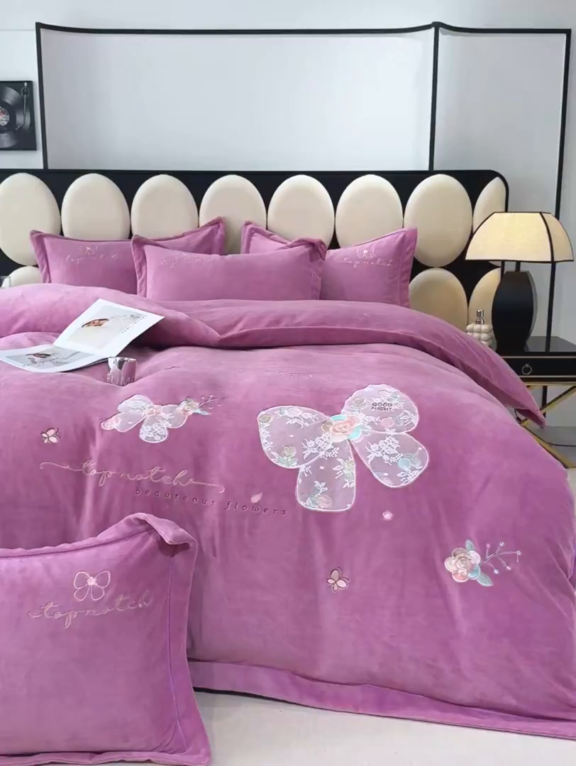 91家纺网 家纺一手货源 找家纺 优姿家纺 2025新款10斤牛奶绒宽边绣花保暖四件套-蝴蝶心语 蝴蝶心语-紫