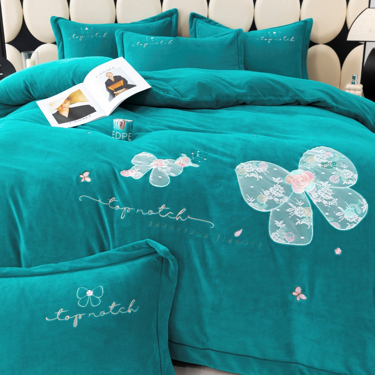 91家纺网 家纺一手货源 找家纺 优姿家纺 2025新款10斤牛奶绒宽边绣花保暖四件套-蝴蝶心语 蝴蝶心语-墨绿