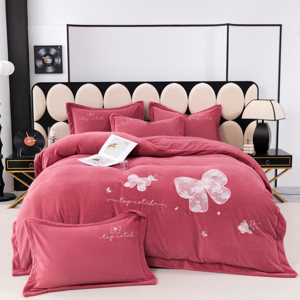 91家纺网 家纺一手货源 找家纺 优姿家纺 2025新款10斤牛奶绒宽边绣花保暖四件套-蝴蝶心语 蝴蝶心语-皮红