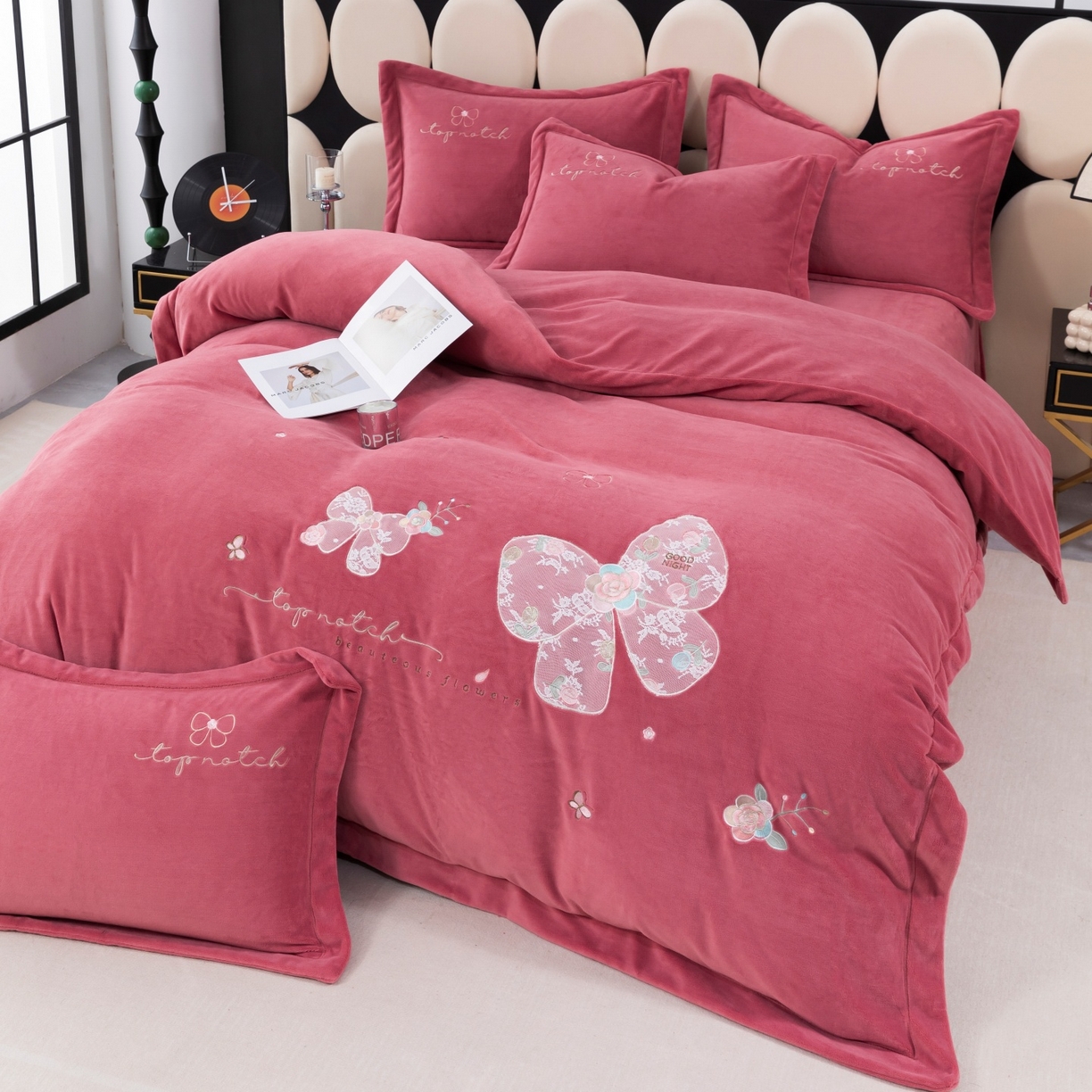 91家纺网 家纺一手货源 找家纺 优姿家纺 2025新款10斤牛奶绒宽边绣花保暖四件套-蝴蝶心语 蝴蝶心语-皮红