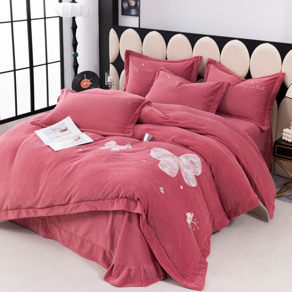 91家纺网 家纺一手货源 找家纺 优姿家纺 2025新款10斤牛奶绒宽边绣花保暖四件套-蝴蝶心语 蝴蝶心语-皮红