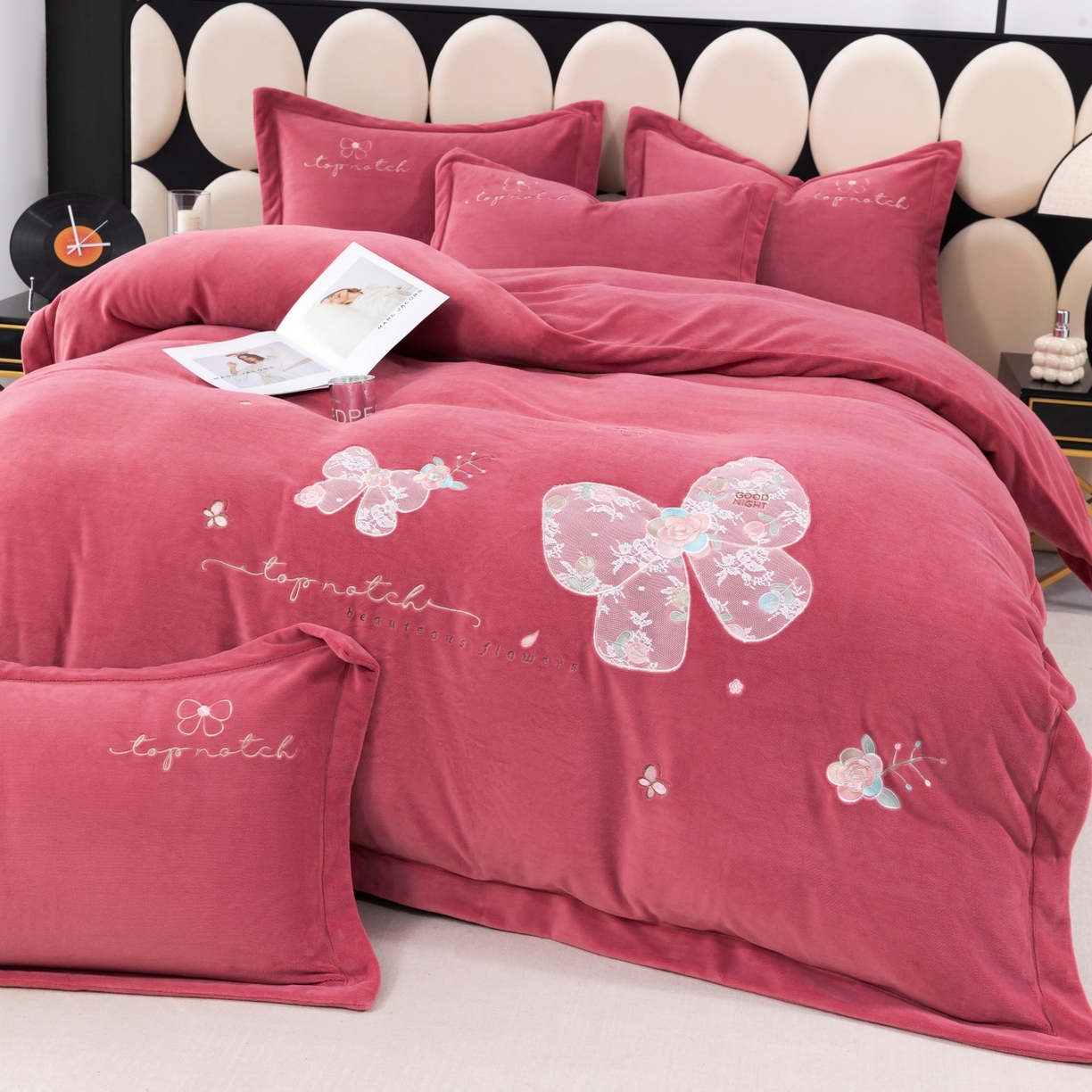 91家纺网 家纺一手货源 找家纺 优姿家纺 2025新款10斤牛奶绒宽边绣花保暖四件套-蝴蝶心语 蝴蝶心语-皮红