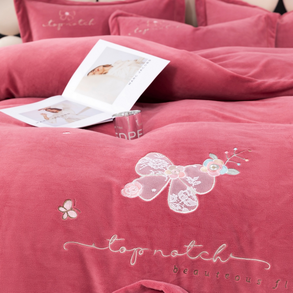 91家纺网 家纺一手货源 找家纺 优姿家纺 2025新款10斤牛奶绒宽边绣花保暖四件套-蝴蝶心语 蝴蝶心语-皮红