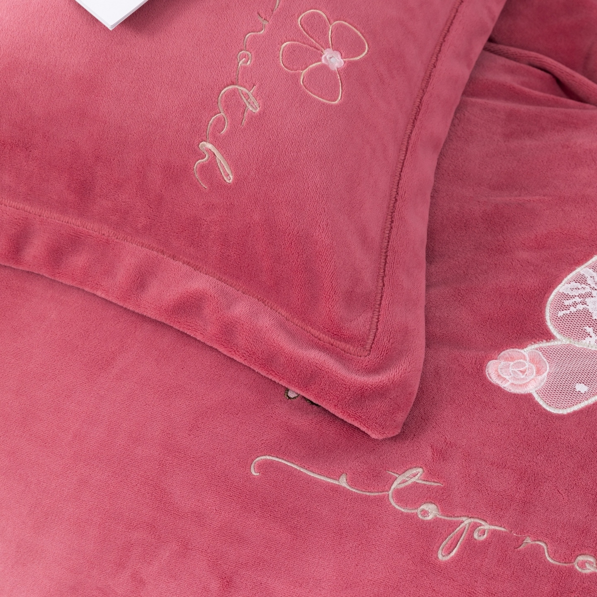 91家纺网 家纺一手货源 找家纺 优姿家纺 2025新款10斤牛奶绒宽边绣花保暖四件套-蝴蝶心语 蝴蝶心语-皮红