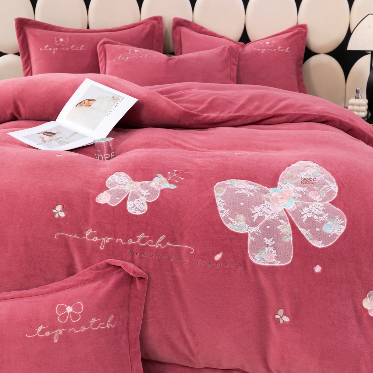 91家纺网 家纺一手货源 找家纺 优姿家纺 2025新款10斤牛奶绒宽边绣花保暖四件套-蝴蝶心语 蝴蝶心语-皮红