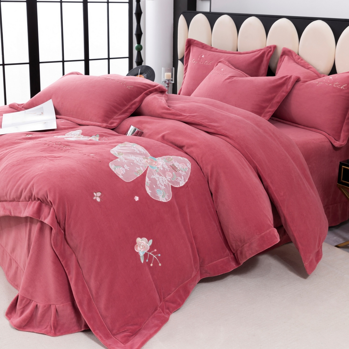 91家纺网 家纺一手货源 找家纺 优姿家纺 2025新款10斤牛奶绒宽边绣花保暖四件套-蝴蝶心语 蝴蝶心语-皮红