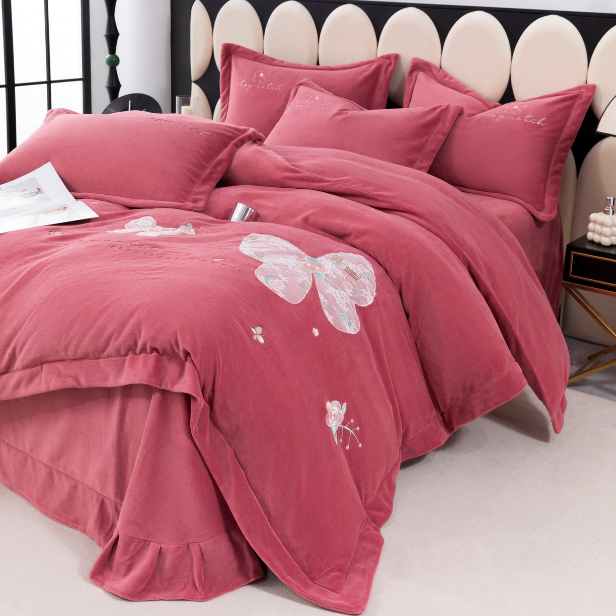 91家纺网 家纺一手货源 找家纺 优姿家纺 2025新款10斤牛奶绒宽边绣花保暖四件套-蝴蝶心语 蝴蝶心语-皮红