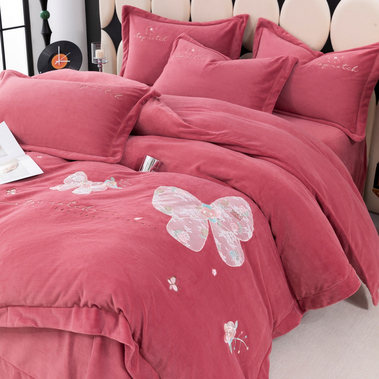 91家纺网 家纺一手货源 找家纺 优姿家纺 2025新款10斤牛奶绒宽边绣花保暖四件套-蝴蝶心语 蝴蝶心语-皮红