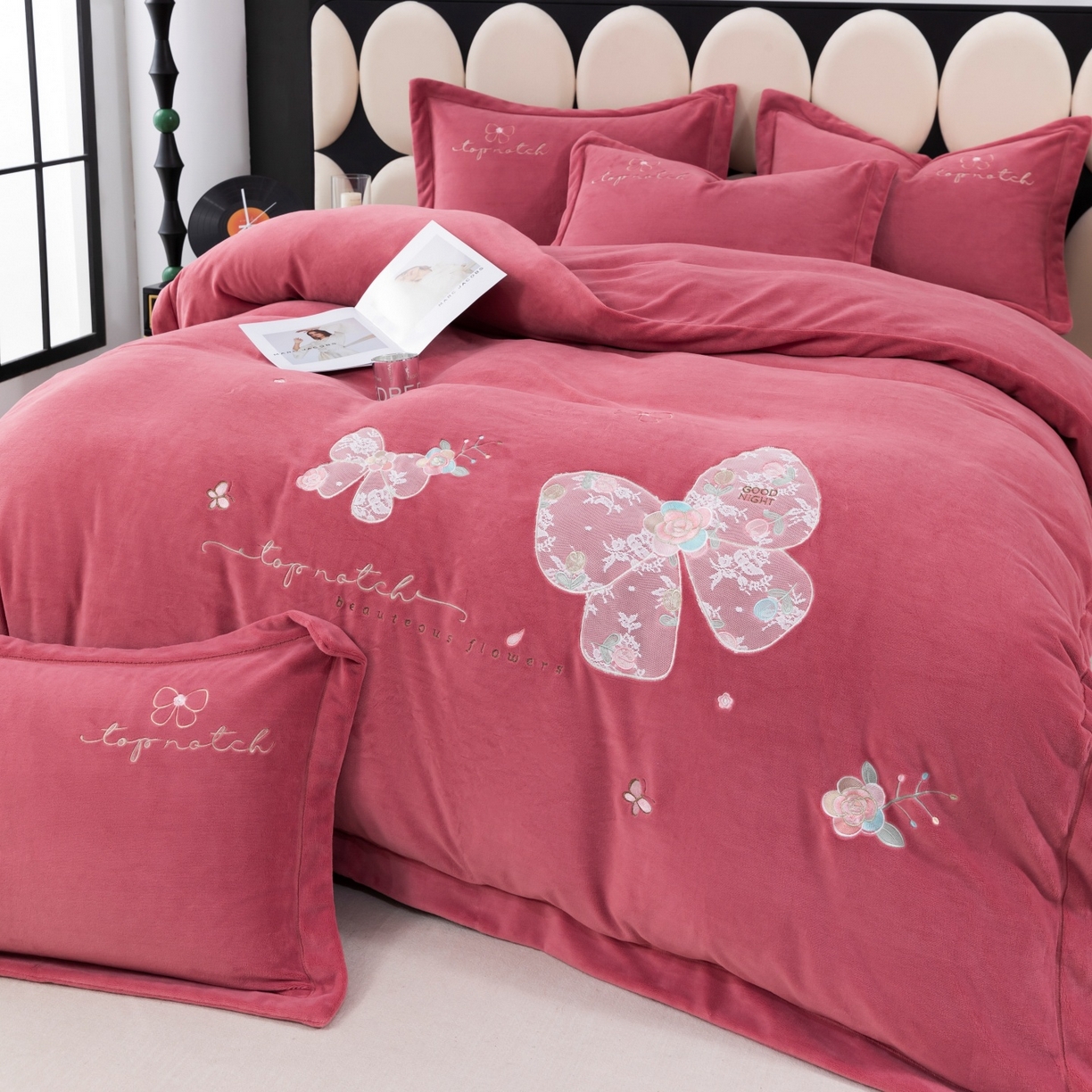 91家纺网 家纺一手货源 找家纺 优姿家纺 2025新款10斤牛奶绒宽边绣花保暖四件套-蝴蝶心语 蝴蝶心语-皮红