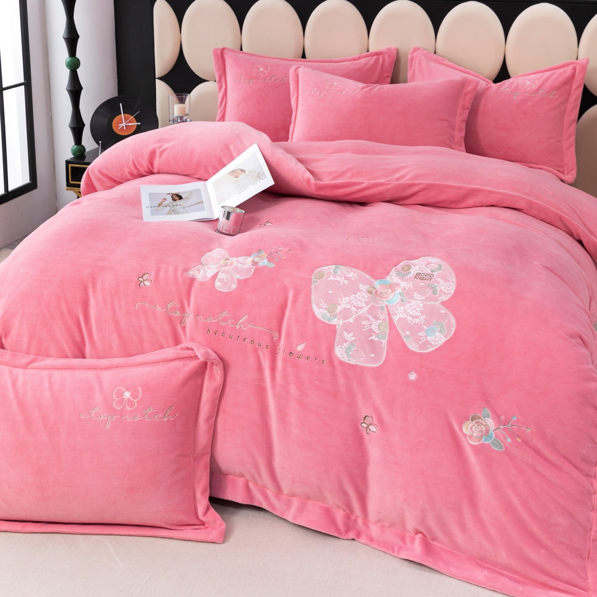 91家纺网 家纺一手货源 找家纺 优姿家纺 2025新款10斤牛奶绒宽边绣花保暖四件套-蝴蝶心语 蝴蝶心语-粉