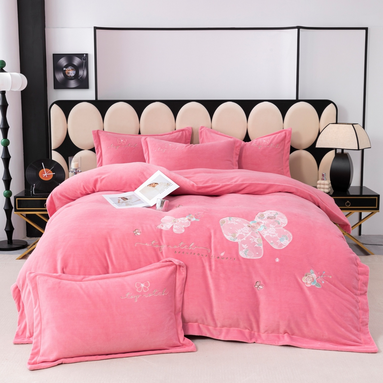 91家纺网 家纺一手货源 找家纺 优姿家纺 2025新款10斤牛奶绒宽边绣花保暖四件套-蝴蝶心语 蝴蝶心语-粉