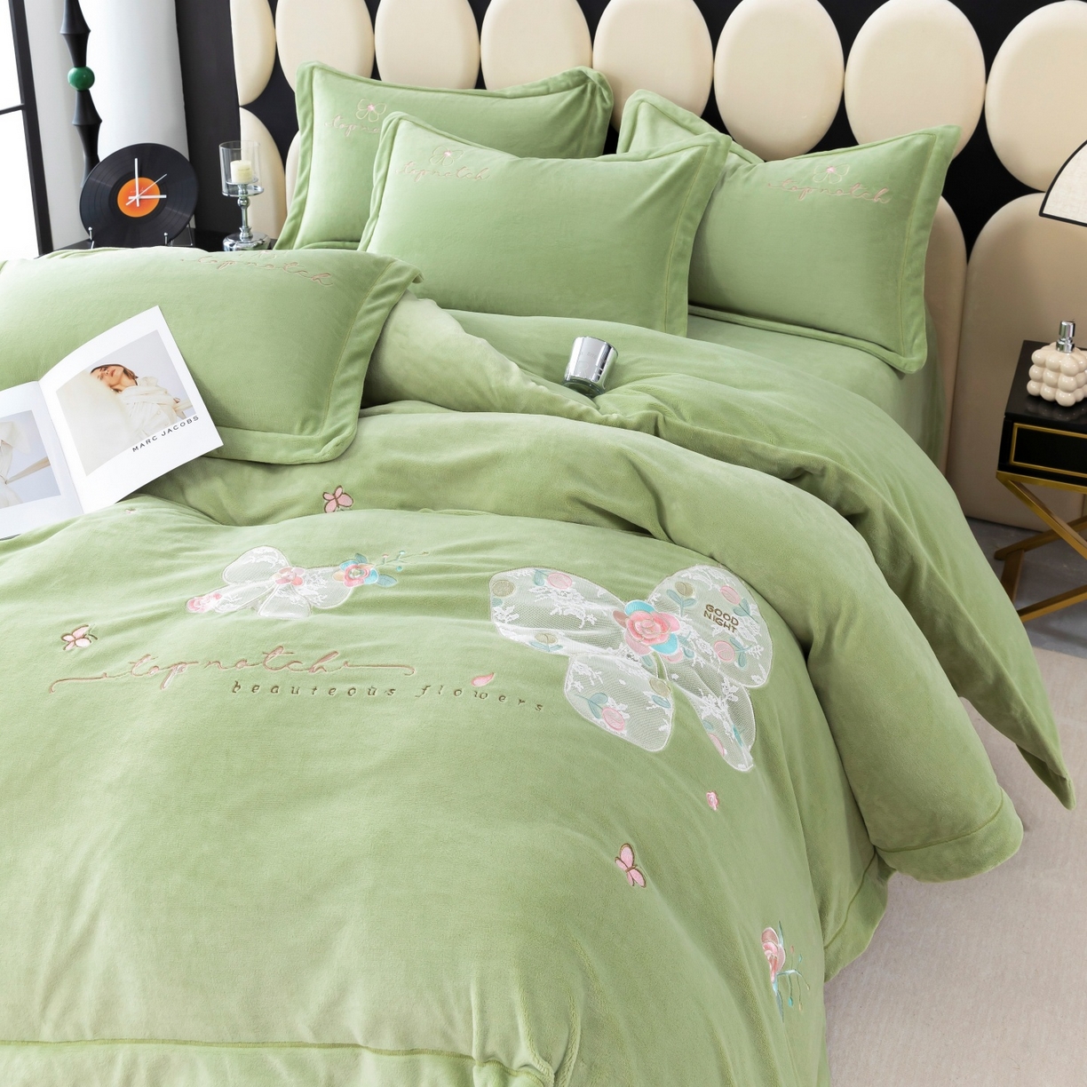 91家纺网 家纺一手货源 找家纺 优姿家纺 2025新款10斤牛奶绒宽边绣花保暖四件套-蝴蝶心语 蝴蝶心语-抹茶绿