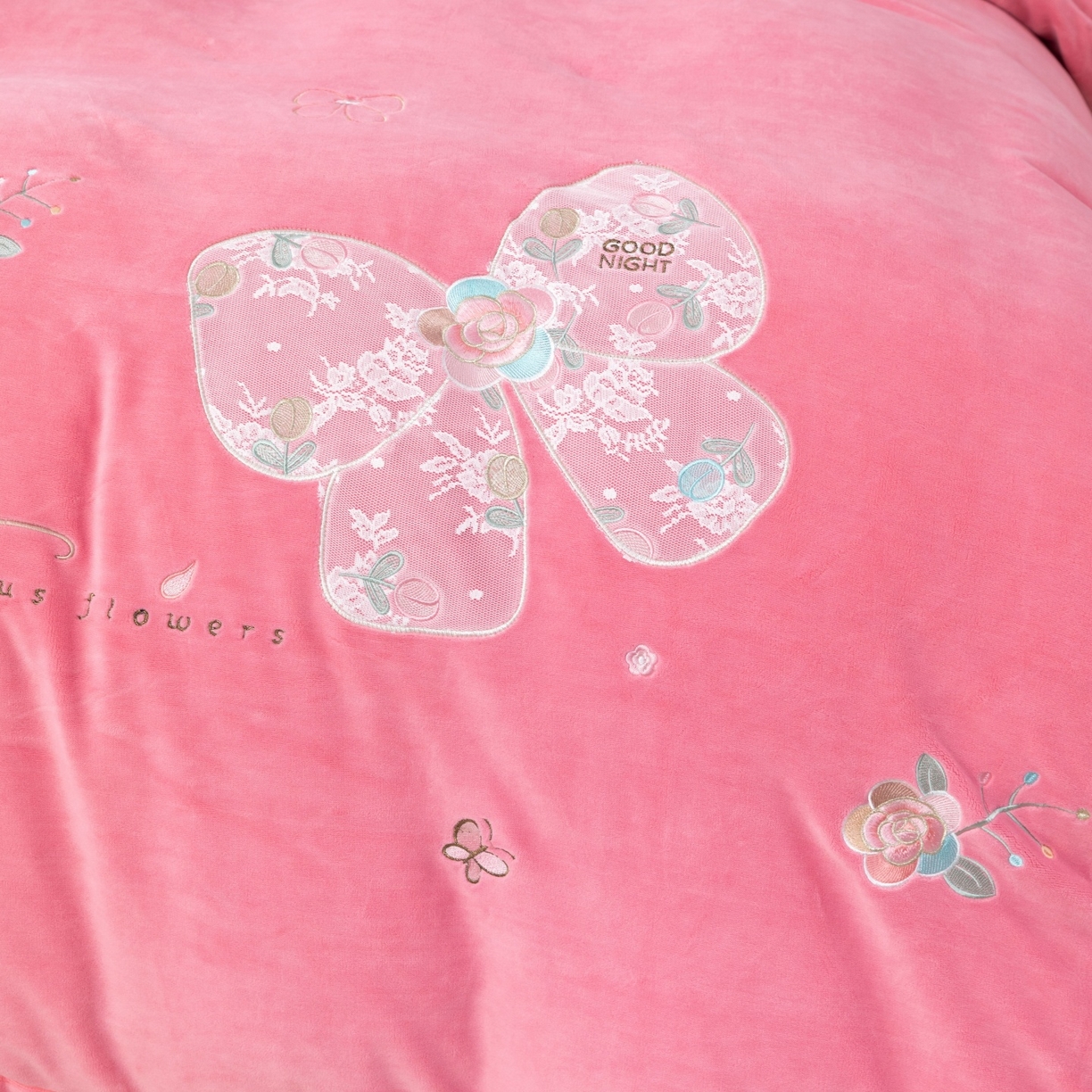 91家纺网 家纺一手货源 找家纺 优姿家纺 2025新款10斤牛奶绒宽边绣花保暖四件套-蝴蝶心语 蝴蝶心语-粉