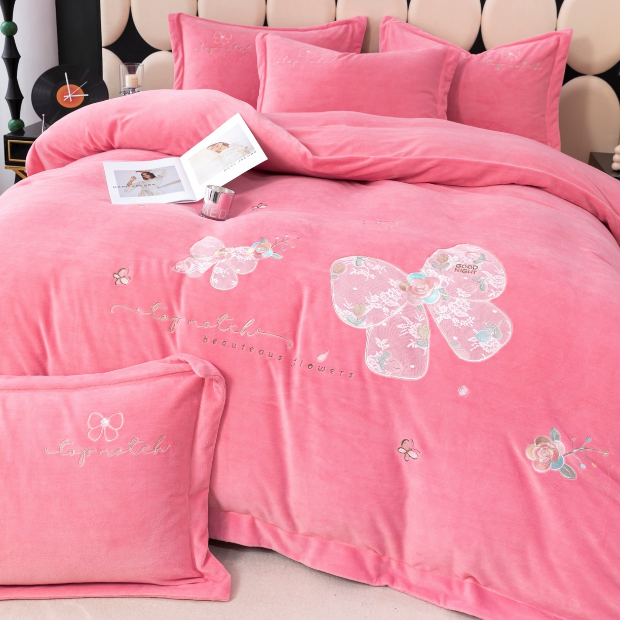 91家纺网 家纺一手货源 找家纺 优姿家纺 2025新款10斤牛奶绒宽边绣花保暖四件套-蝴蝶心语 蝴蝶心语-粉